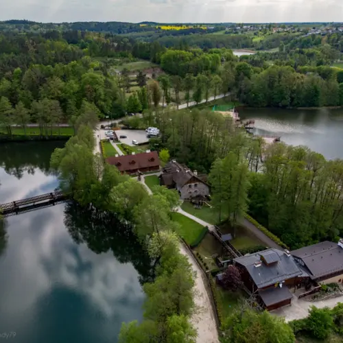 Hotelanlage zwischen Wasser und Wald
