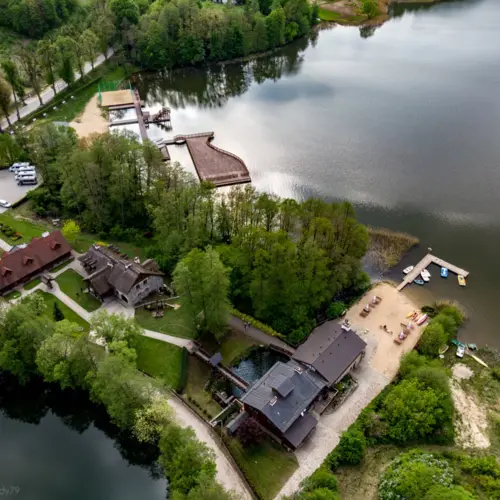 Hotel und Strand am See aus der Vogelperspektive