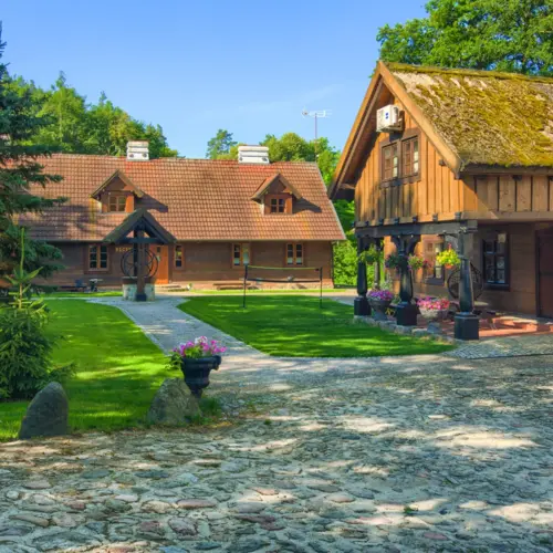 Grüner Innenhof und Holzgebäude