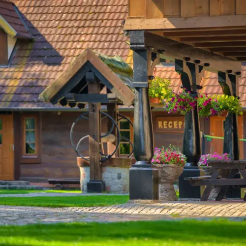 Holzfassade der Hotelrezeption