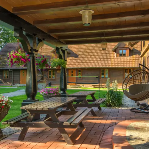 Überdachte Terrasse im Innenhof