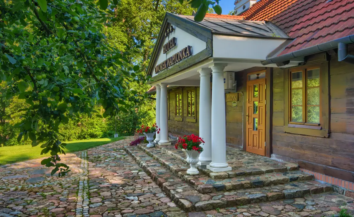 Historisches Gebäude des Hotels Dworek Wapionka im Grünen