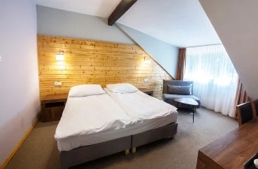 Helles Interieur des Comfort-Zimmers