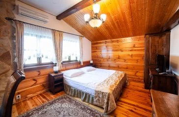 Holzinterieur des Standardzimmers