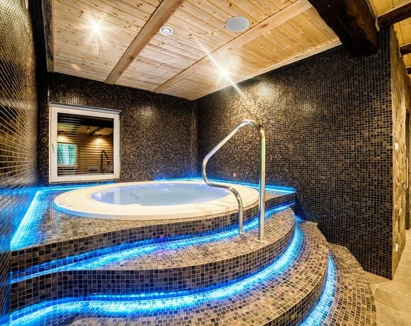 Whirlpool im Wellnessbereich des Hotels Dworek Wapionka